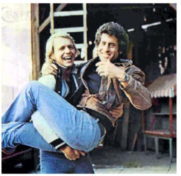 Hutch holding Starsky in the air